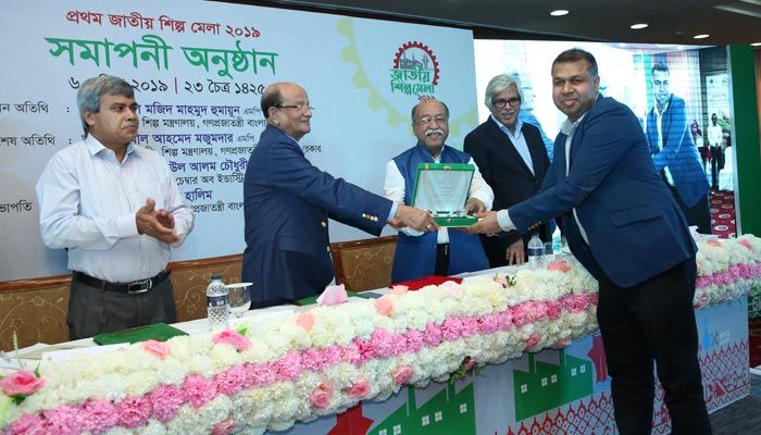 শিল্পমন্ত্রী নূরুল মজিদ মাহমুদ হুমায়ূন ও শিল্প প্রতিমন্ত্রী কামাল আহমেদ মজুমদারের কাছ থেকে হাই-টেক শিল্প ক্যাটাগরিতে প্রথম পুরস্কারের ক্রেস্ট ও সনদ গ্রহণ করছেন ওয়ালটনের নির্বাহী পরিচালক আলমগীর আলম সরকার শিল্পমন্ত্রী নূরুল মজিদ মাহমুদ হুমায়ূন ও শিল্প প্রতিমন্ত্রী কামাল আহমেদ মজুমদারের কাছ থেকে হাই-টেক শিল্প ক্যাটাগরিতে প্রথম পুরস্কারের ক্রেস্ট ও সনদ গ্রহণ করছেন ওয়ালটনের নির্বাহী পরিচালক আলমগীর আলম সরকার