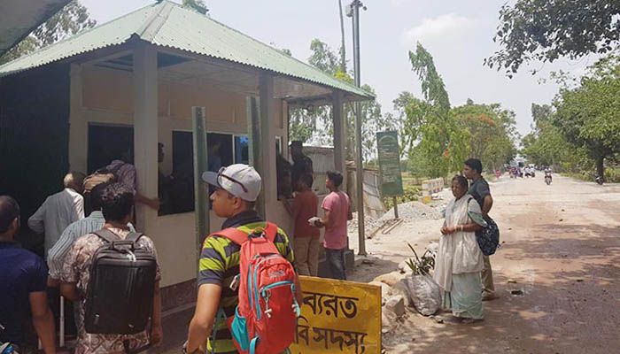 ভারতে প্রবেশের অনুমতির জন্য লালমনিরহাটের বুড়িমারি বন্দরের ইমিগ্রেশন অফিসের সামনে টুরিস্টদের ভিড়