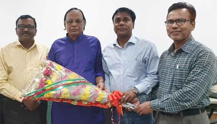 বিএফইউজে সভাপতি মোল্লা জালালকে রাইজিংবিডিতে ফুলেল শুভেচ্ছা জানাচ্ছেন পত্রিকাটির উপদেষ্টা সম্পাদক উদয় হাকিম বিএফইউজে সভাপতি মোল্লা জালালকে রাইজিংবিডিতে ফুলেল শুভেচ্ছা জানাচ্ছেন পত্রিকাটির উপদেষ্টা সম্পাদক উদয় হাকিম