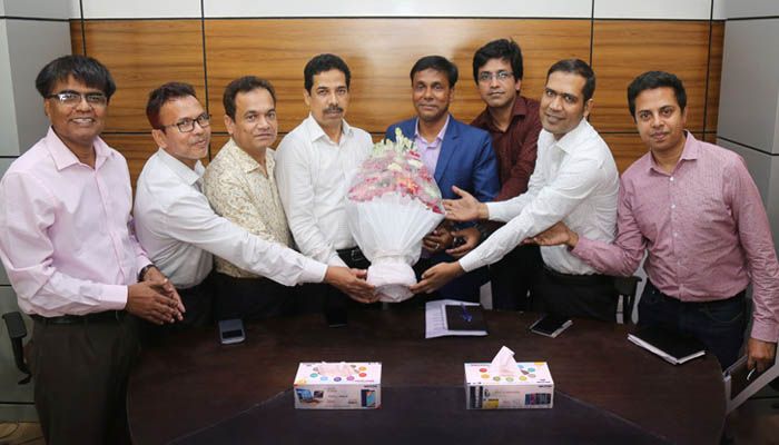 রাইজিংবিডি কার্যালয়ে ফুলেল শুভেচ্ছায় উদয় হাকিমকে বরণ করে নেওয়া হচ্ছে রাইজিংবিডি কার্যালয়ে ফুলেল শুভেচ্ছায় উদয় হাকিমকে বরণ করে নেওয়া হচ্ছে