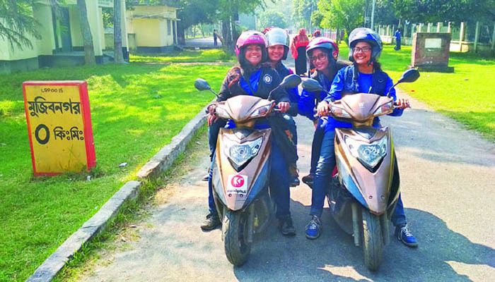 স্কুটি নিয়ে ৬৪ জেলায় সফরকারী ডা. সাকিয়া হক ও ডা. মানসী সাহা। আলোকচিত্রী: সজীব চন্দ স্কুটি নিয়ে ৬৪ জেলায় সফরকারী ডা. সাকিয়া হক ও ডা. মানসী সাহা। আলোকচিত্রী: সজীব চন্দ