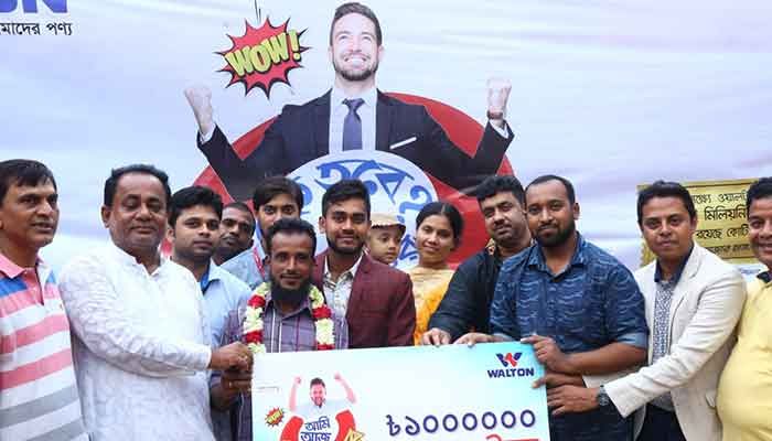 মিরাজ হাওলাদারের হাতে ওয়ালটন ফ্রিজ কিনে পাওয়া ১০ লাখ টাকার চেক তুলে দিচ্ছেন জাতীয় দলের ক্রিকেটার মেহেদী হাসান মিরাজ