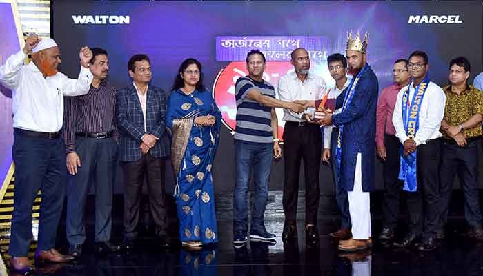 ডিজিটাল ক্যাম্পেইনের ব্যাপক প্রচার ও রেকর্ড পরিমাণ ফ্রিজ বিক্রির সাফল্যে বিশেষ অবদান রাখায় কর্মকর্তা এবং পরিবেশকদের পুরস্কৃত করে ওয়ালটন কর্তৃপক্ষ।