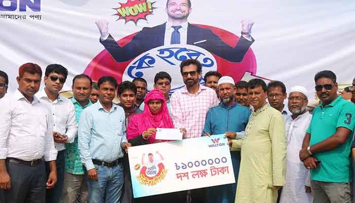 শিল্পী আক্তারের হাতে ১০ লাখ টাকার চেক তুলে দিচ্ছেন আন্তর্জাতিক খ্যাতিসম্পন্ন ক্রিকেট ধারাভাষ্যকার ও জাতীয় দলের সাবেক ক্রিকেটার আতাহার আলী খান এবং ওয়ালটনের নির্বাহী পরিচালক উদয় হাকিম