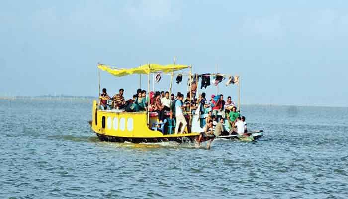 কিশোরগঞ্জে হাওরের জলরাশিতে ঘোরাঘুরি