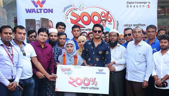 চট্টগ্রামের লোহাগড়ার গৃহিনী সালমা আক্তারের হাতে ক্যাশ ভাউচার তুলে দিচ্ছেন চিত্রনায়ক সাইমন সাদিক
