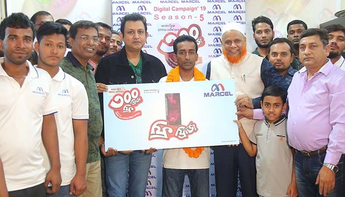 চিত্রনায়ক আমিন খানের কাছ থেকে মার্সেল ফ্রিজ কিনে ফ্রি পাওয়া আরেকটি নতুন ফ্রিজ নিচ্ছেন ক্রেতা নাছিমা আক্তারের স্বামী শফিকুল ইসলাম চিত্রনায়ক আমিন খানের কাছ থেকে মার্সেল ফ্রিজ কিনে ফ্রি পাওয়া আরেকটি নতুন ফ্রিজ নিচ্ছেন ক্রেতা নাছিমা আক্তারের স্বামী শফিকুল ইসলাম