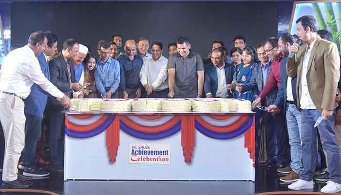 ‘এসি সেলস অ্যাচিভমেন্ট সেলিব্রেশন’ প্রোগ্রামে বিশালাকার কেক কাটছে ওয়ালটন কর্তৃপক্ষ ‘এসি সেলস অ্যাচিভমেন্ট সেলিব্রেশন’ প্রোগ্রামে বিশালাকার কেক কাটছে ওয়ালটন কর্তৃপক্ষ