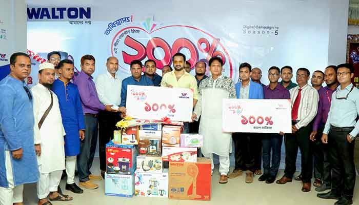 ওয়ালটনের পক্ষে চিত্রনায়ক সাইমন সাদিক কামরাঙ্গীরচরের আল আমিনের হাতে ২০০ শতাংশ ক্যাশ ভাউচার তুলে দিচ্ছেন ওয়ালটনের পক্ষে চিত্রনায়ক সাইমন সাদিক কামরাঙ্গীরচরের আল আমিনের হাতে ২০০ শতাংশ ক্যাশ ভাউচার তুলে দিচ্ছেন