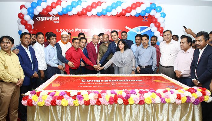 একদিনে সাড়ে ৩ লাখেরও বেশি ফ্যান বিক্রির সাফল্য উৎযাপনে কেক কাটছেন ওয়ালটন গ্রুপের ব্যবস্থাপনা পরিচালক এস এম শামছুল আলম এবং পরিচালক এস এম মাহবুব আলম মৃদুলসহ প্রতিষ্ঠানটির ঊর্দ্ধতন কর্মকর্তারা একদিনে সাড়ে ৩ লাখেরও বেশি ফ্যান বিক্রির সাফল্য উৎযাপনে কেক কাটছেন ওয়ালটন গ্রুপের ব্যবস্থাপনা পরিচালক এস এম শামছুল আলম এবং পরিচালক এস এম মাহবুব আলম মৃদুলসহ প্রতিষ্ঠানটির ঊর্দ্ধতন কর্মকর্তারা