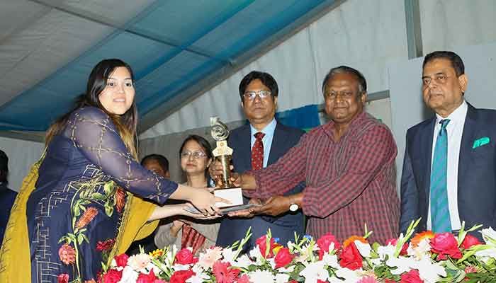 ২৫তম ঢাকা আন্তর্জাতিক বাণিজ্য মেলার সমাপনী অনুষ্ঠানে বাণিজ্যমন্ত্রী টিপু মুনশির কাছ থেকে সেরা সাধারণ প্যাভিলিয়ন ক্যাটাগরির প্রথম পুরস্কার নিচ্ছেন ওয়ালটন হাই-টেক ইন্ডাস্ট্রিজ লিমিটেডের পরিচালক রিফাহ তাসনিয়া স্বর্ণা ২৫তম ঢাকা আন্তর্জাতিক বাণিজ্য মেলার সমাপনী অনুষ্ঠানে বাণিজ্যমন্ত্রী টিপু মুনশির কাছ থেকে সেরা সাধারণ প্যাভিলিয়ন ক্যাটাগরির প্রথম পুরস্কার নিচ্ছেন ওয়ালটন হাই-টেক ইন্ডাস্ট্রিজ লিমিটেডের পরিচালক রিফাহ তাসনিয়া স্বর্ণা
