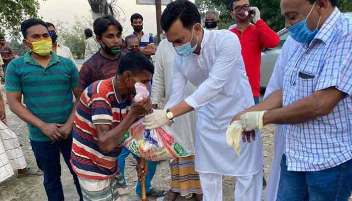 মানবতার ডাকে অসহায় দুস্থ মানুষের পাশে কামরুন্নাহার শরীফ মানবতার ডাকে অসহায় দুস্থ মানুষের পাশে কামরুন্নাহার শরীফ