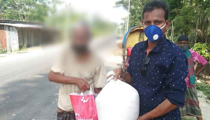 রাইজিংবিডির খাদ্যসামগ্রী পেয়ে আনন্দে কেঁদে ফেললেন বৃদ্ধ