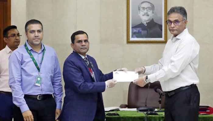  প্রধানমন্ত্রীর মুখ্যসচিব ড. আহমদ কায়কাউসের হাতে করোনাভাইরাস মোকাবেলায় প্রধানমন্ত্রীর ত্রাণ তহবিলে ৩ কোটি টাকার চেক তুলে দিচ্ছেন ওয়ালটন হাই-টেক ইন্ডস্ট্রিজ লিমিটেডের ডেপুটি ম্যানেজিং ডিরেক্টর নজরুল ইসলাম সরকার