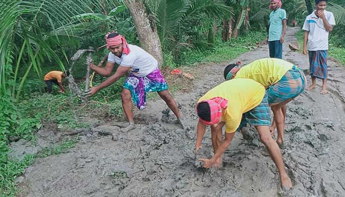 সড়ক সংস্কারের কাজ করছেন ছাত্রলীগের নেতা-কর্মীরা সড়ক সংস্কারের কাজ করছেন ছাত্রলীগের নেতা-কর্মীরা