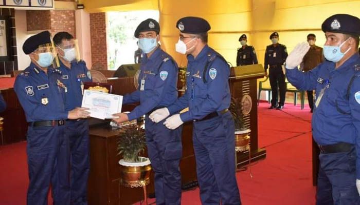 পুরস্কার গ্রহণ করছেন এসআই সালাহ উদ্দিন মাসুদ পুরস্কার গ্রহণ করছেন এসআই সালাহ উদ্দিন মাসুদ