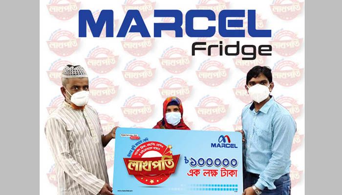 মার্সেল ফ্রিজ কিনে পাওয়া এক লাখ টাকার ডামি চেক নিচ্ছেন গৃহিণী সুফিয়া খাতুন মার্সেল ফ্রিজ কিনে পাওয়া এক লাখ টাকার ডামি চেক নিচ্ছেন গৃহিণী সুফিয়া খাতুন