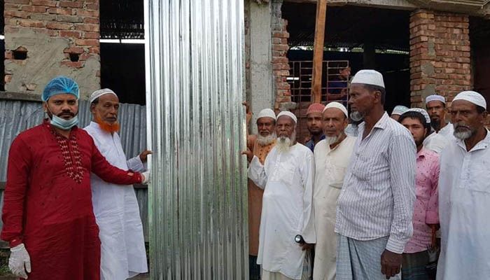 কোম্পানীগঞ্জে মসজিদে টিন দিলেন শিল্পপতি ফখরুল ইসলাম