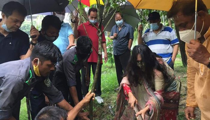 বনানীতে বৃক্ষরোপন কর্মসূচি, সহায়তা দিল বনানী সোসাইটি ও পুলিশ বনানীতে বৃক্ষরোপন কর্মসূচি, সহায়তা দিল বনানী সোসাইটি ও পুলিশ