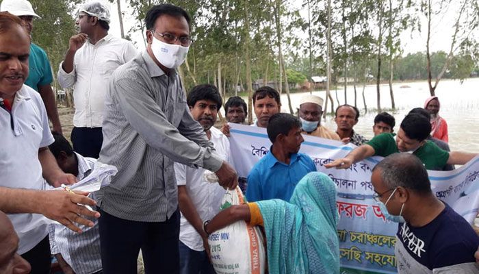 ত্রাণসামগ্রী তুলে দিচ্ছেন ড. ফরজ আলী ও অন্যান্যরা ত্রাণসামগ্রী তুলে দিচ্ছেন ড. ফরজ আলী ও অন্যান্যরা