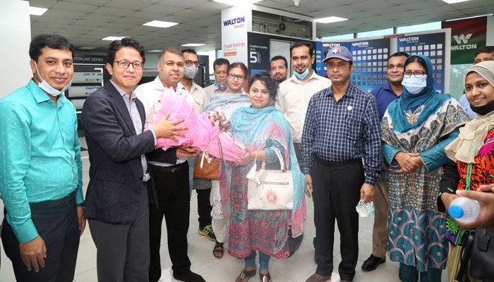 গাজীপুরের চন্দ্রায় ওয়ালটন কারখানা পরিদর্শনে আসা বিদেশে বাংলাদেশী দূতাবাসে নবনিযুক্ত কমার্শিয়াল কাউন্সিলরদের প্রতিনিধিদলকে ফুলের তোড়া দিয়ে স্বাগত জানাচ্ছেন প্রতিষ্ঠানের ঊর্দ্ধতন কর্মকর্তারা গাজীপুরের চন্দ্রায় ওয়ালটন কারখানা পরিদর্শনে আসা বিদেশে বাংলাদেশী দূতাবাসে নবনিযুক্ত কমার্শিয়াল কাউন্সিলরদের প্রতিনিধিদলকে ফুলের তোড়া দিয়ে স্বাগত জানাচ্ছেন প্রতিষ্ঠানের ঊর্দ্ধতন কর্মকর্তারা