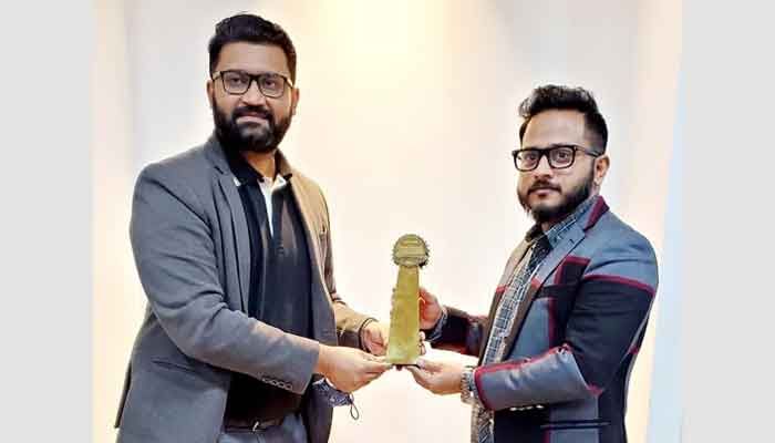 বাংলাদেশ ব্র্যান্ড ফোরামের জেনারেল ম্যানেজারের কাছ থেকে সুপারব্র্যান্ড নিচ্ছেন গোলাম মুর্শেদ বাংলাদেশ ব্র্যান্ড ফোরামের জেনারেল ম্যানেজারের কাছ থেকে সুপারব্র্যান্ড নিচ্ছেন গোলাম মুর্শেদ