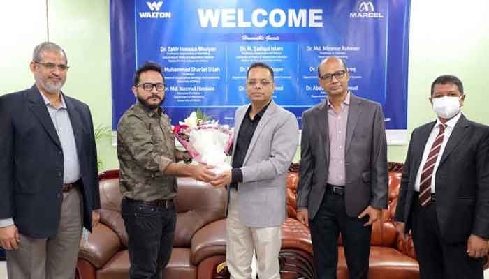 শিক্ষকদের ফুল দিয়ে স্বাগত জানাচ্ছেন ওয়ালটন হাইটেক ইন্ডাস্ট্রিজ লিমিটেডের এমডি প্রকৌশলী গোলাম মুর্শেদ শিক্ষকদের ফুল দিয়ে স্বাগত জানাচ্ছেন ওয়ালটন হাইটেক ইন্ডাস্ট্রিজ লিমিটেডের এমডি প্রকৌশলী গোলাম মুর্শেদ