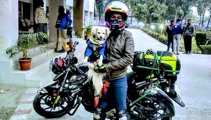 পোষা কুকুর সঙ্গে নিয়ে লেডি বাইকার সুজাতার রেকর্ড পোষা কুকুর সঙ্গে নিয়ে লেডি বাইকার সুজাতার রেকর্ড