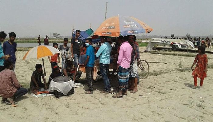 দুর্ঘটনায় আলুক্ষেতে পড়া বিমান হয়ে গেলো ‘পর্যটন স্পট’