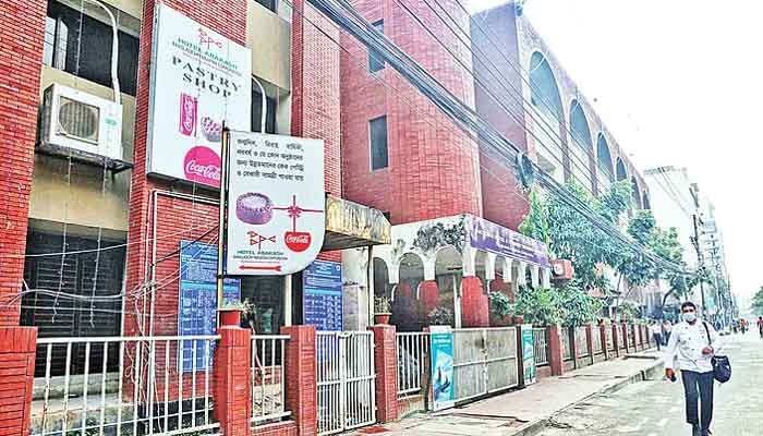 ২০০৮ সালে পর্যটন করপোরশেনের প্রধান কার্যালয় রাজধানীর বিজয় সরণি থেকে নেওয়া হয় মহাখালীর হোটেল অবকাশে। সেখান থেকে গত বছর কার্যালয়টি স্থানান্তর করা হয় আগারগাঁওয়ে অবস্থিত ১৫ তলাবিশিষ্ট নিজস্ব ভবনে ২০০৮ সালে পর্যটন করপোরশেনের প্রধান কার্যালয় রাজধানীর বিজয় সরণি থেকে নেওয়া হয় মহাখালীর হোটেল অবকাশে। সেখান থেকে গত বছর কার্যালয়টি স্থানান্তর করা হয় আগারগাঁওয়ে অবস্থিত ১৫ তলাবিশিষ্ট নিজস্ব ভবনে