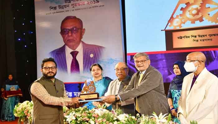 ওয়ালটন হাই-টেক ইন্ডাস্ট্রিজের এমডি ও সিইও গোলাম মুর্শেদের হাতে ‘রাষ্ট্রপতির শিল্প উন্নয়ন পুরস্কার-২০১৯’ তুলে দিচ্ছেন পরিকল্পনামন্ত্রী এম এ মান্নান ওয়ালটন হাই-টেক ইন্ডাস্ট্রিজের এমডি ও সিইও গোলাম মুর্শেদের হাতে ‘রাষ্ট্রপতির শিল্প উন্নয়ন পুরস্কার-২০১৯’ তুলে দিচ্ছেন পরিকল্পনামন্ত্রী এম এ মান্নান