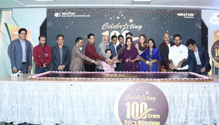 কেক কেটে ১০০ কোটি টাকা বিক্রির মাইলফলক উদযাপন ওয়ালটনের কেক কেটে ১০০ কোটি টাকা বিক্রির মাইলফলক উদযাপন ওয়ালটনের