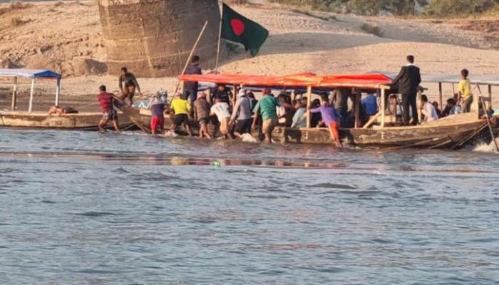 ডুবো চরে পর্যটক হারাচ্ছে ‘সাদাপাথর’