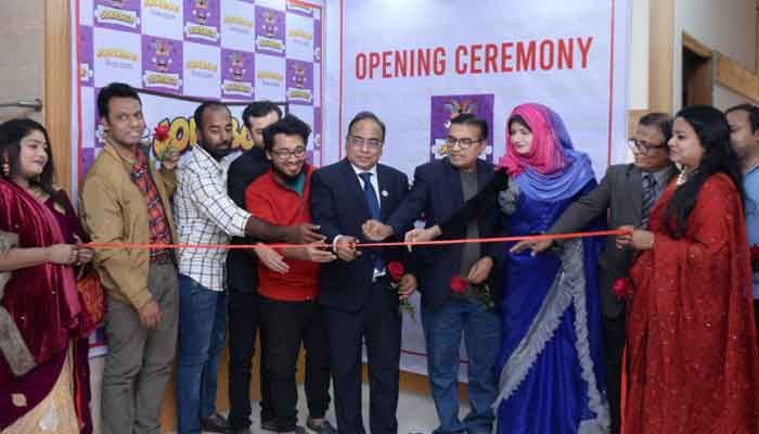 রাজধানীর মিরপুর ডিওএইচএসে বিনোদন ভিত্তিক দ্বি-ভাষিক ওয়েবসাইট ‘জোকবক্স’-এর উদ্বোধন করছেন অতিথিরা রাজধানীর মিরপুর ডিওএইচএসে বিনোদন ভিত্তিক দ্বি-ভাষিক ওয়েবসাইট ‘জোকবক্স’-এর উদ্বোধন করছেন অতিথিরা