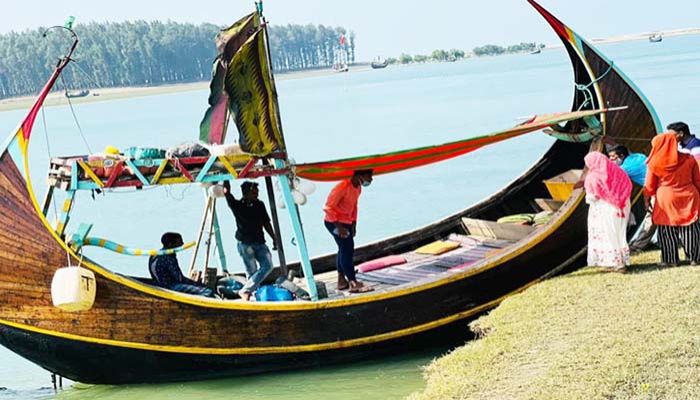 মারমেইড বিচ রিসোর্টে ‘চাঁদের নৌকায়’ ভ্রমণ