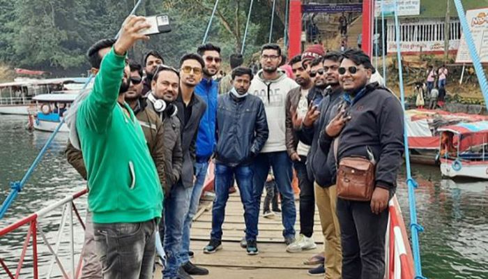 পুলিশ দেখলেই মাস্ক পরেন পর্যটকরা