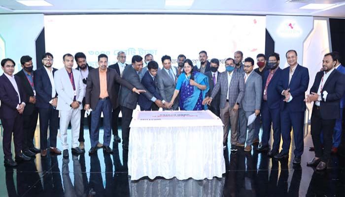 কেক কেটে ২০২১ সালে পণ্য বিক্রির লক্ষ্যমাত্রা অর্জনের সাফল্য উদযাপন করেন ওয়ালটনের কর্মকর্তারা
