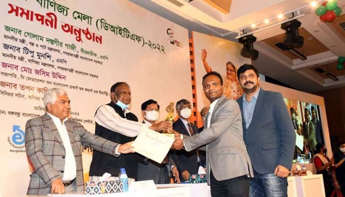 বাণিজ্যমন্ত্রী টিপু মুনশির হাত থেকে পুরষ্কার গ্রহণ করছেন ওয়ালটন কর্মকর্তারা। বাণিজ্যমন্ত্রী টিপু মুনশির হাত থেকে পুরষ্কার গ্রহণ করছেন ওয়ালটন কর্মকর্তারা।