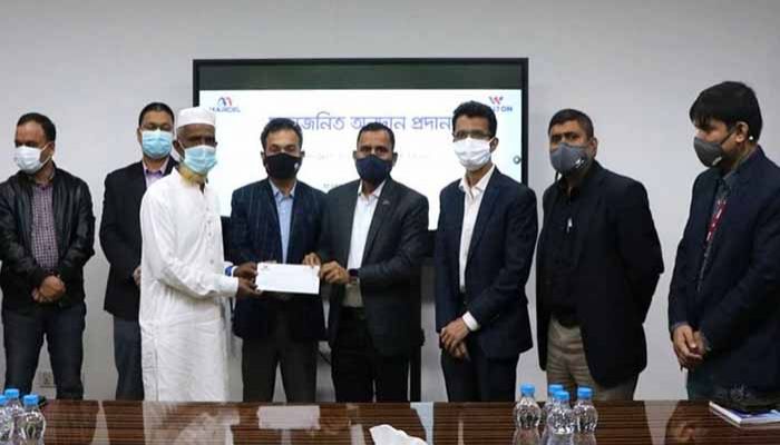 ওয়ালটন কাস্টমার সার্ভিস ম্যানেজমেন্টের স্পেশাল টেকনিশিয়ান মৃত মুন্নার স্ত্রীর হাতে চেক তুলে দেওয়া হয়