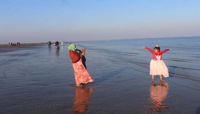 পর্যটন সম্ভাবনার নতুন দ্বার হাতিয়ার নিমতলী সমুদ্র সৈকত