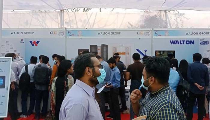 ‘ন্যাশনাল জব ফেস্টিভ্যাল-২০২২’ এ ওয়ালটন স্টলে চাকরিপ্রার্থীদের ভিড়।