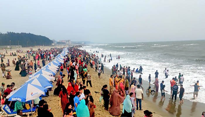চৈত্রের গরমে প্রাণ জুড়াতে কক্সবাজারে চৈত্রের গরমে প্রাণ জুড়াতে কক্সবাজারে