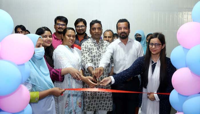 ওয়ালটন হেড কোয়ার্টারে নিজস্ব উৎপাদিত স্যানিটারি ন্যাপকিন ভেন্ডিং মেশিন উদ্বোধন করেন কর্মকর্তারা ওয়ালটন হেড কোয়ার্টারে নিজস্ব উৎপাদিত স্যানিটারি ন্যাপকিন ভেন্ডিং মেশিন উদ্বোধন করেন কর্মকর্তারা