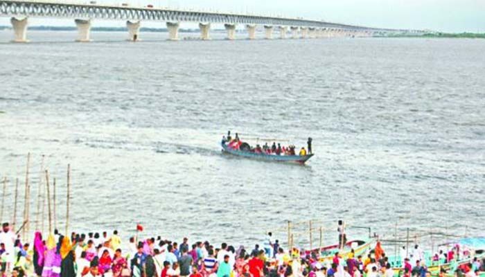 কোথাও মুখর, কোথাও ফাঁকা