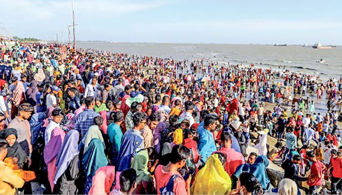 পর্যটন কেন্দ্রে উপচেপড়া ভিড়