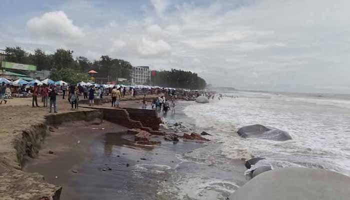 ভাঙছে সৈকতের বালিয়াড়ি, আতঙ্কে পর্যটন ব্যবসায়ীরা ভাঙছে সৈকতের বালিয়াড়ি, আতঙ্কে পর্যটন ব্যবসায়ীরা