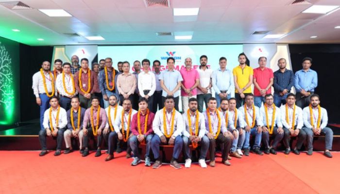 ওয়ালটন প্লাজার ম্যানেজিং পার্টনার এস এম মাহবুবুল আলমসহ ঊর্ধ্বতন কর্মকর্তাদের সঙ্গে পুরস্কারপ্রাপ্তরা