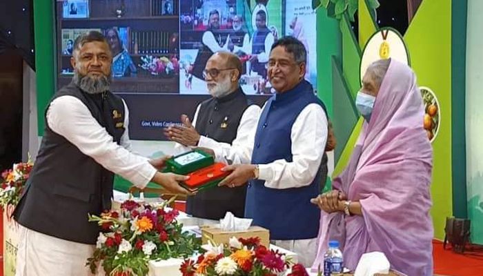বঙ্গবন্ধু কৃষি পুরস্কার পেলেন মো. মজিবুল হক রিপন বঙ্গবন্ধু কৃষি পুরস্কার পেলেন মো. মজিবুল হক রিপন