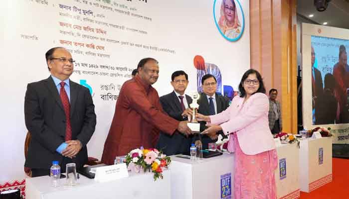 সেরা ইনোভেশন পুরস্কার গ্রহণ করেন ওয়ালটন হাই-টেকের ডেপুটি ম্যানেজিং ডিরেক্টর ইভা রিজওয়ানা নিলু সেরা ইনোভেশন পুরস্কার গ্রহণ করেন ওয়ালটন হাই-টেকের ডেপুটি ম্যানেজিং ডিরেক্টর ইভা রিজওয়ানা নিলু