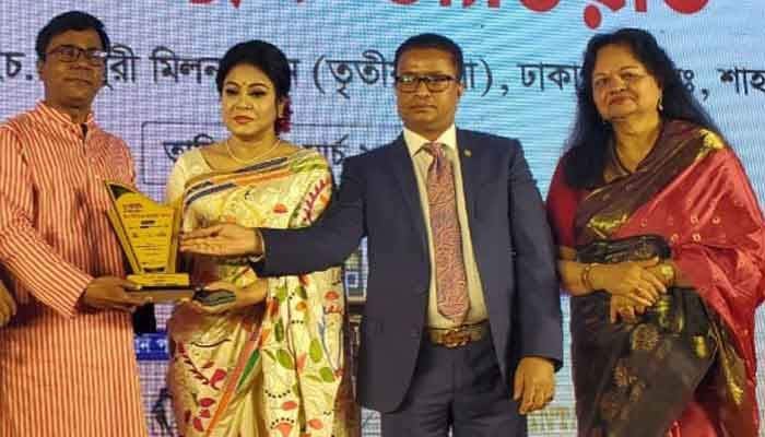 সেরা মিউজিক শোর পুরস্কার পেল ‘বেনুকা’ সেরা মিউজিক শোর পুরস্কার পেল ‘বেনুকা’